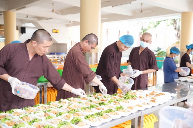 Giving vegetarian vermicelli at the Orthopedic Trauma Hospital - Ho Chi Minh City in the Temple's Charity Activities
