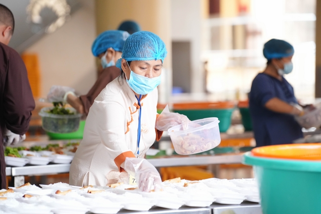Giving vegetarian vermicelli at the Orthopedic Trauma Hospital - Ho Chi Minh City in the Temple's Charity Activities
