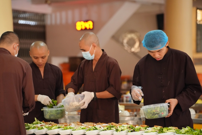Giving vegetarian vermicelli at the Orthopedic Trauma Hospital - Ho Chi Minh City in the Temple's Charity Activities