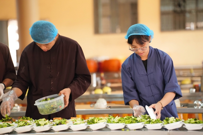 Giving vegetarian vermicelli at the Orthopedic Trauma Hospital - Ho Chi Minh City in the Temple's Charity Activities