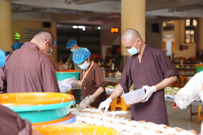 Giving vegetarian vermicelli at the Orthopedic Trauma Hospital - Ho Chi Minh City in the Temple's Charity Activities