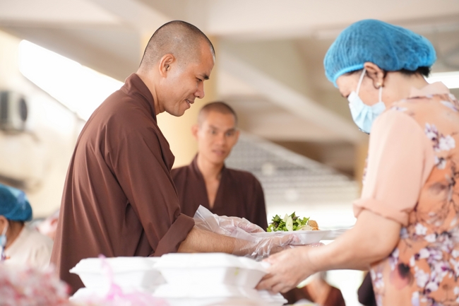 Giving vegetarian vermicelli at the Orthopedic Trauma Hospital - Ho Chi Minh City in the Temple's Charity Activities