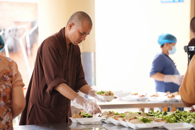 Giving vegetarian vermicelli at the Orthopedic Trauma Hospital - Ho Chi Minh City in the Temple's Charity Activities