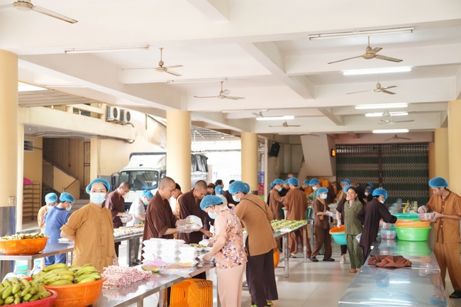 Giving vegetarian vermicelli at the Orthopedic Trauma Hospital - Ho Chi Minh City in the Temple's Charity Activities