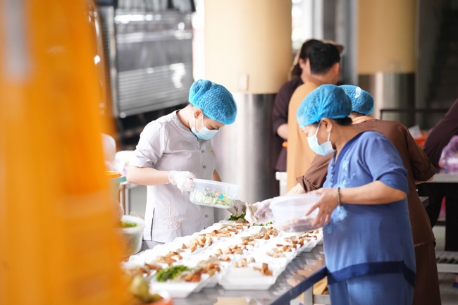 Giving vegetarian vermicelli at the Orthopedic Trauma Hospital - Ho Chi Minh City in the Temple's Charity Activities