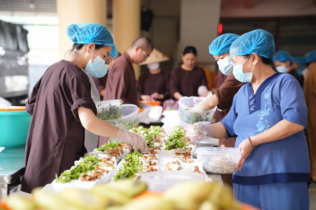 Giving vegetarian vermicelli at the Orthopedic Trauma Hospital - Ho Chi Minh City in the Temple's Charity Activities