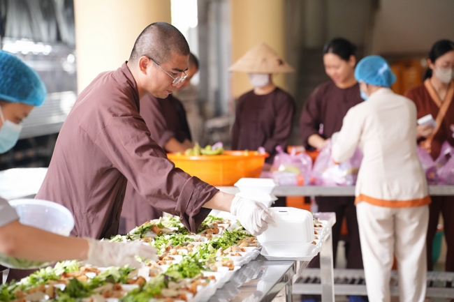 Giving vegetarian vermicelli at the Orthopedic Trauma Hospital - Ho Chi Minh City in the Temple's Charity Activities