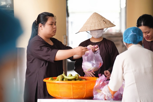 Giving vegetarian vermicelli at the Orthopedic Trauma Hospital - Ho Chi Minh City in the Temple's Charity Activities