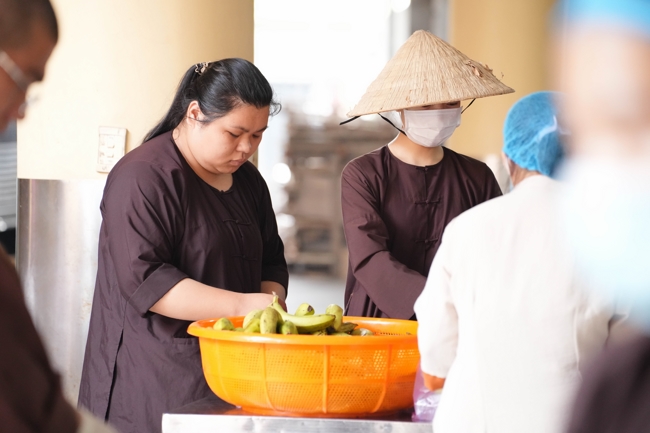 Giving vegetarian vermicelli at the Orthopedic Trauma Hospital - Ho Chi Minh City in the Temple's Charity Activities