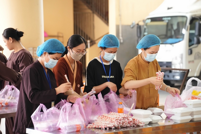 Giving vegetarian vermicelli at the Orthopedic Trauma Hospital - Ho Chi Minh City in the Temple's Charity Activities