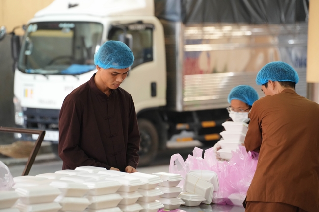Giving vegetarian vermicelli at the Orthopedic Trauma Hospital - Ho Chi Minh City in the Temple's Charity Activities