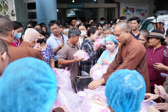 Giving vegetarian vermicelli at the Orthopedic Trauma Hospital - Ho Chi Minh City in the Temple's Charity Activities
