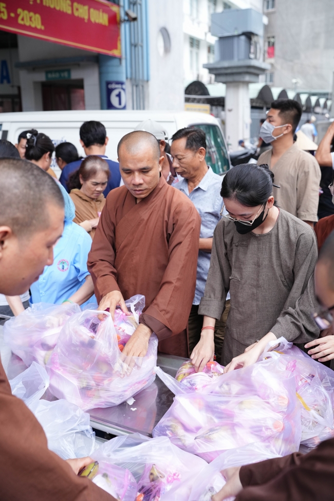 Giving vegetarian vermicelli at the Orthopedic Trauma Hospital - Ho Chi Minh City in the Temple's Charity Activities