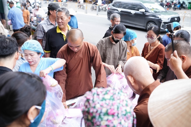 Giving vegetarian vermicelli at the Orthopedic Trauma Hospital - Ho Chi Minh City in the Temple's Charity Activities