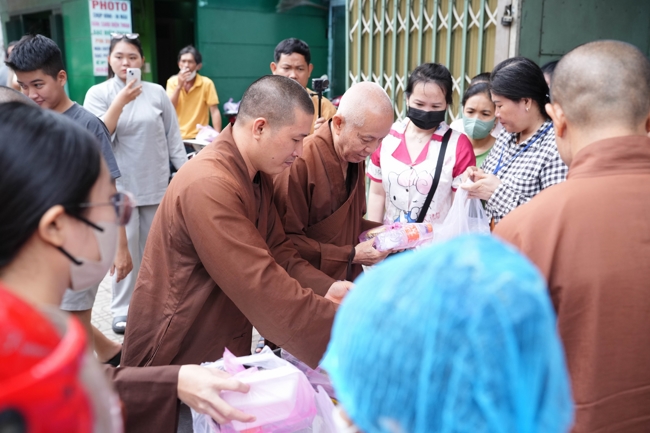 Giving vegetarian vermicelli at the Orthopedic Trauma Hospital - Ho Chi Minh City in the Temple's Charity Activities