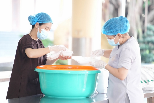 Giving vegetarian vermicelli at the Orthopedic Trauma Hospital - Ho Chi Minh City in the Temple's Charity Activities