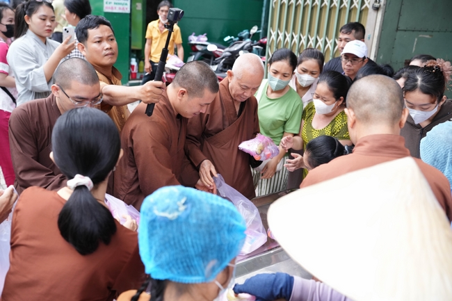 Giving vegetarian vermicelli at the Orthopedic Trauma Hospital - Ho Chi Minh City in the Temple's Charity Activities