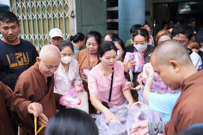 Giving vegetarian vermicelli at the Orthopedic Trauma Hospital - Ho Chi Minh City in the Temple's Charity Activities