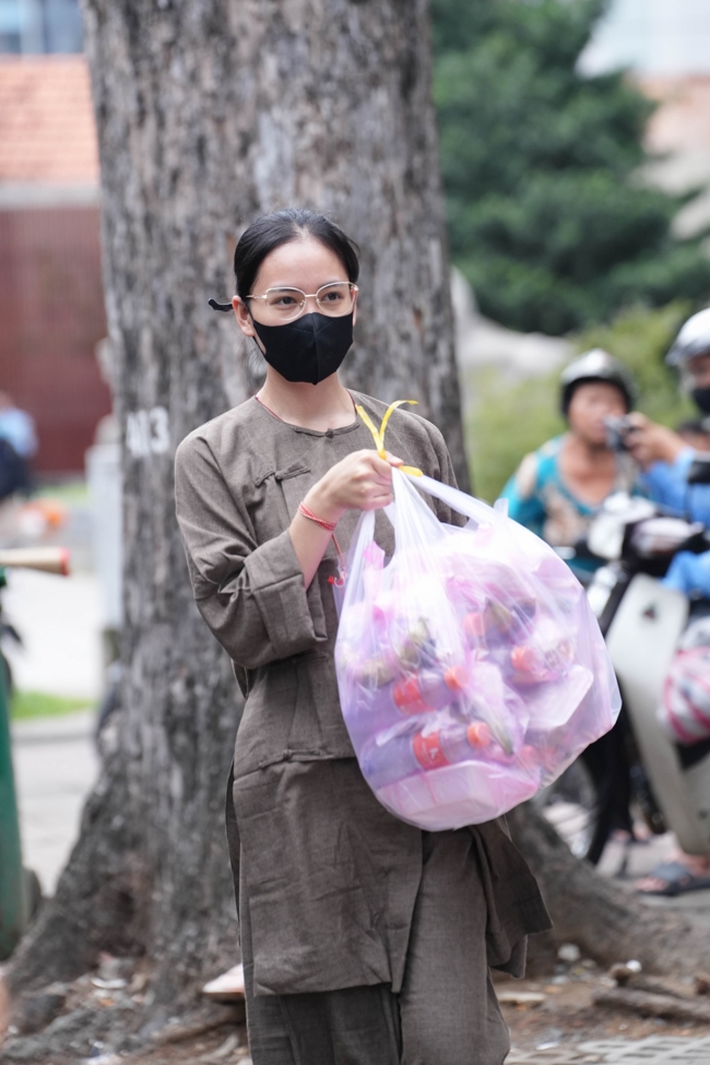 Giving vegetarian vermicelli at the Orthopedic Trauma Hospital - Ho Chi Minh City in the Temple's Charity Activities