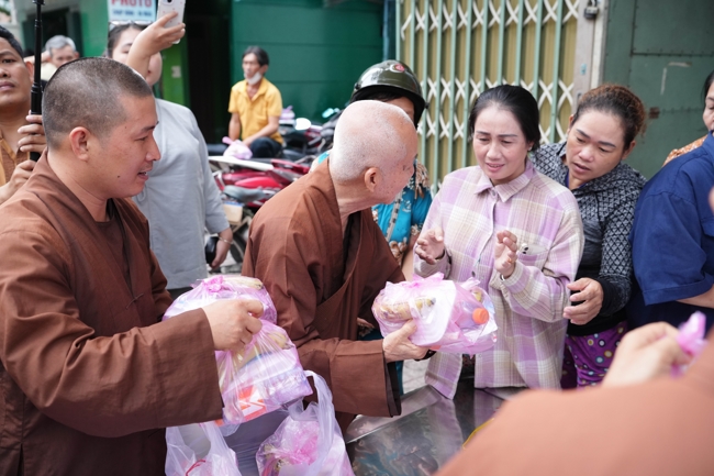 Giving vegetarian vermicelli at the Orthopedic Trauma Hospital - Ho Chi Minh City in the Temple's Charity Activities