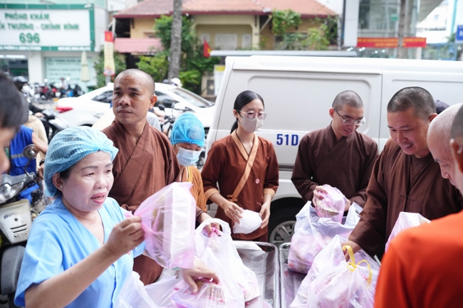 Giving vegetarian vermicelli at the Orthopedic Trauma Hospital - Ho Chi Minh City in the Temple's Charity Activities