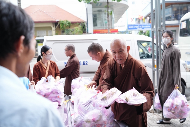 Giving vegetarian vermicelli at the Orthopedic Trauma Hospital - Ho Chi Minh City in the Temple's Charity Activities