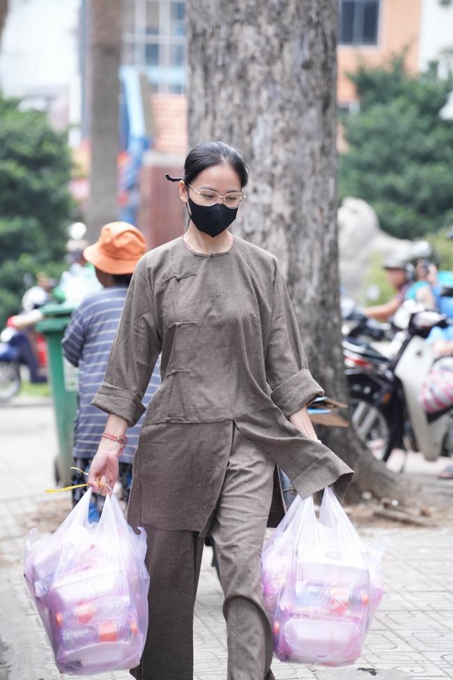 Giving vegetarian vermicelli at the Orthopedic Trauma Hospital - Ho Chi Minh City in the Temple's Charity Activities