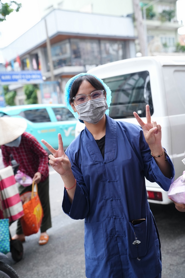 Giving vegetarian vermicelli at the Orthopedic Trauma Hospital - Ho Chi Minh City in the Temple's Charity Activities