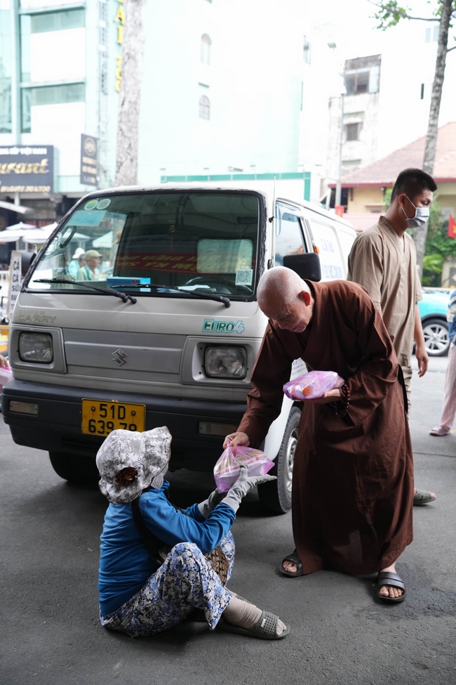 Giving vegetarian vermicelli at the Orthopedic Trauma Hospital - Ho Chi Minh City in the Temple's Charity Activities