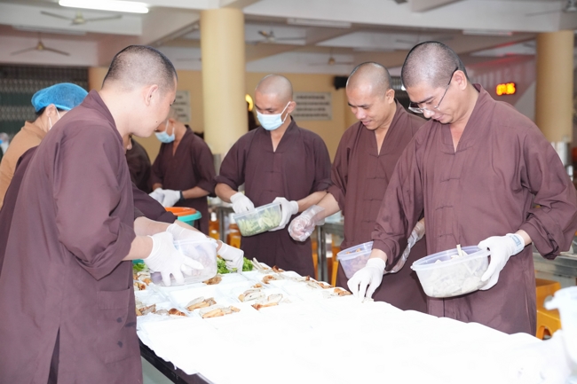 Giving vegetarian vermicelli at the Orthopedic Trauma Hospital - Ho Chi Minh City in the Temple's Charity Activities