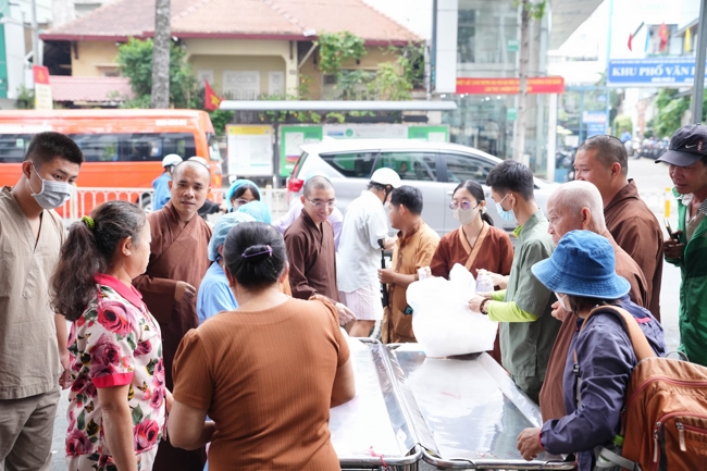 Giving vegetarian vermicelli at the Orthopedic Trauma Hospital - Ho Chi Minh City in the Temple's Charity Activities