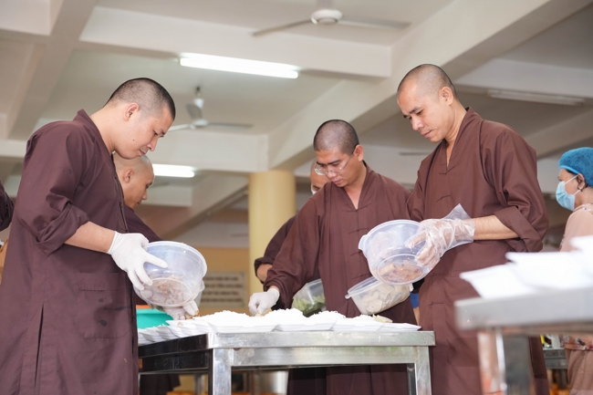 Giving vegetarian vermicelli at the Orthopedic Trauma Hospital - Ho Chi Minh City in the Temple's Charity Activities
