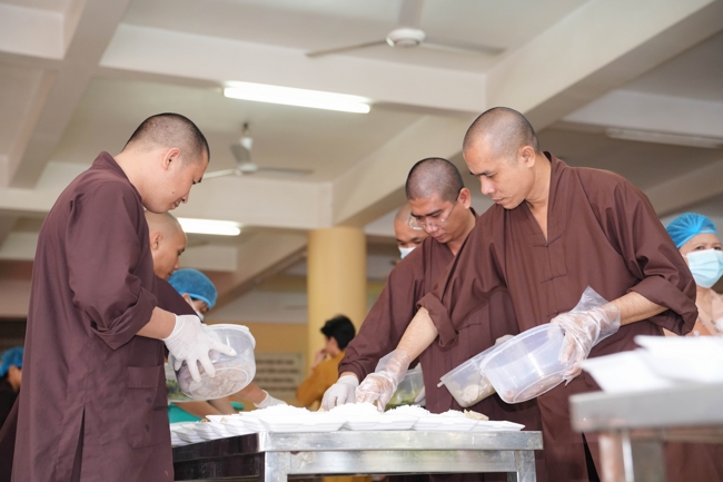 Giving vegetarian vermicelli at the Orthopedic Trauma Hospital - Ho Chi Minh City in the Temple's Charity Activities