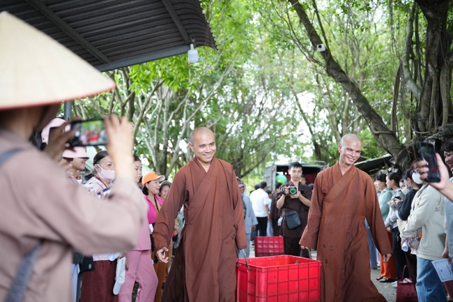 Phóng sinh tại bến phà Bình Mỹ