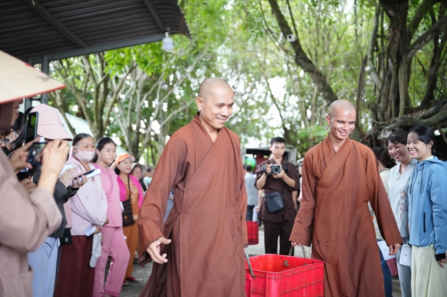 Phóng sinh tại bến phà Bình Mỹ