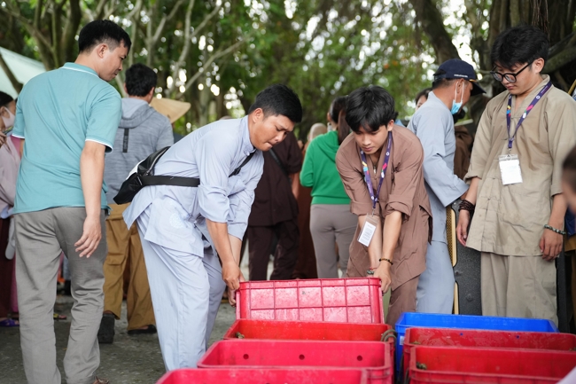 Phóng sinh tại bến phà Bình Mỹ