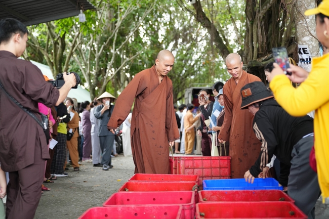 Phóng sinh tại bến phà Bình Mỹ