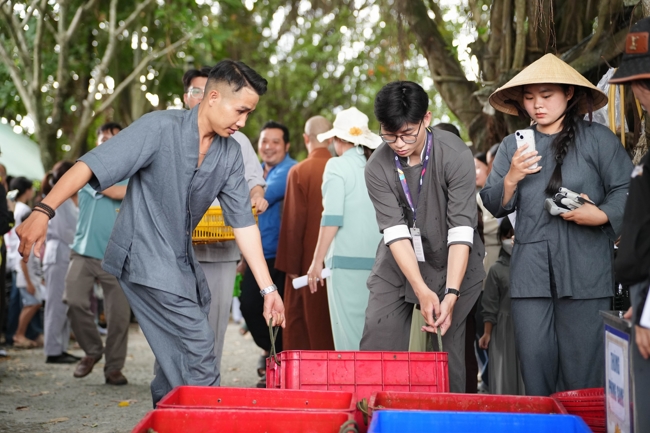 Phóng sinh tại bến phà Bình Mỹ