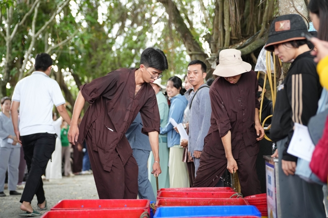 Phóng sinh tại bến phà Bình Mỹ