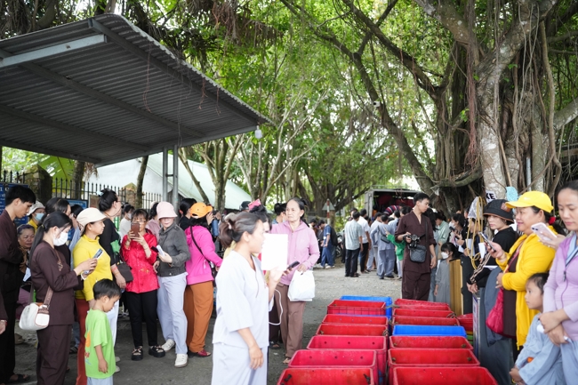 Phóng sinh tại bến phà Bình Mỹ