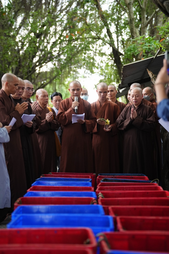 Phóng sinh tại bến phà Bình Mỹ