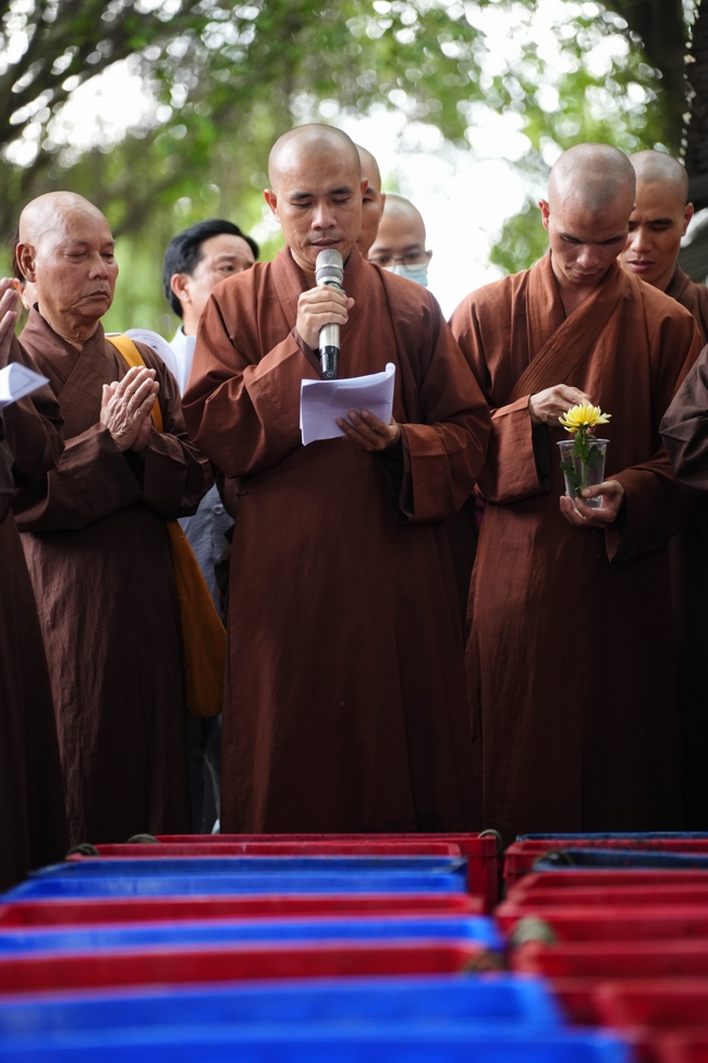 Phóng sinh tại bến phà Bình Mỹ