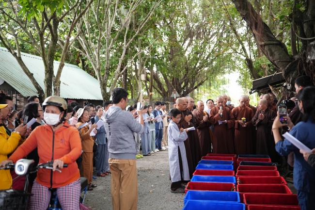 Phóng sinh tại bến phà Bình Mỹ