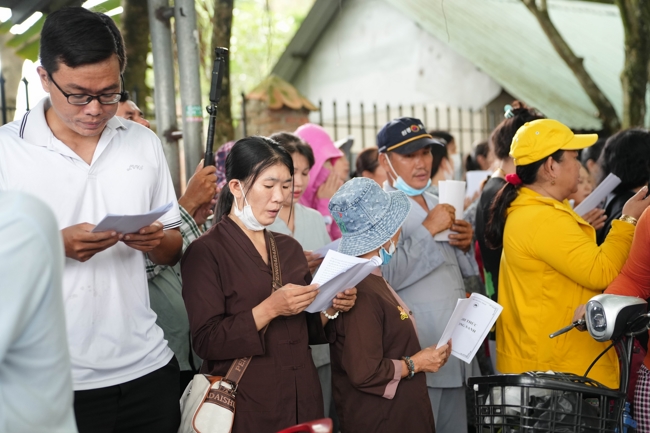 Phóng sinh tại bến phà Bình Mỹ