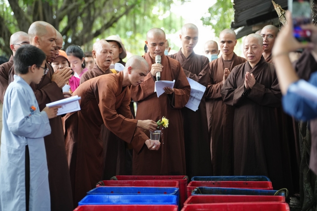 Phóng sinh tại bến phà Bình Mỹ