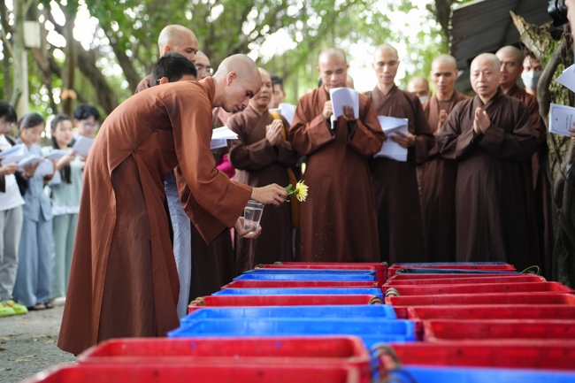 Phóng sinh tại bến phà Bình Mỹ