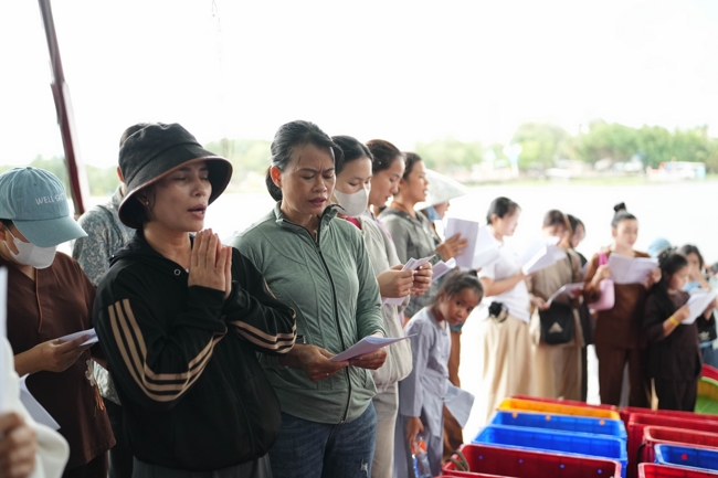 Phóng sinh tại bến phà Bình Mỹ