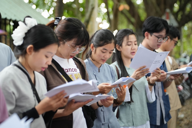 Phóng sinh tại bến phà Bình Mỹ