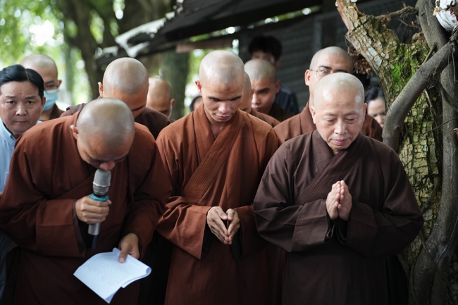 Phóng sinh tại bến phà Bình Mỹ