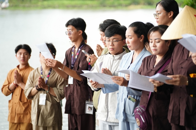 Phóng sinh tại bến phà Bình Mỹ